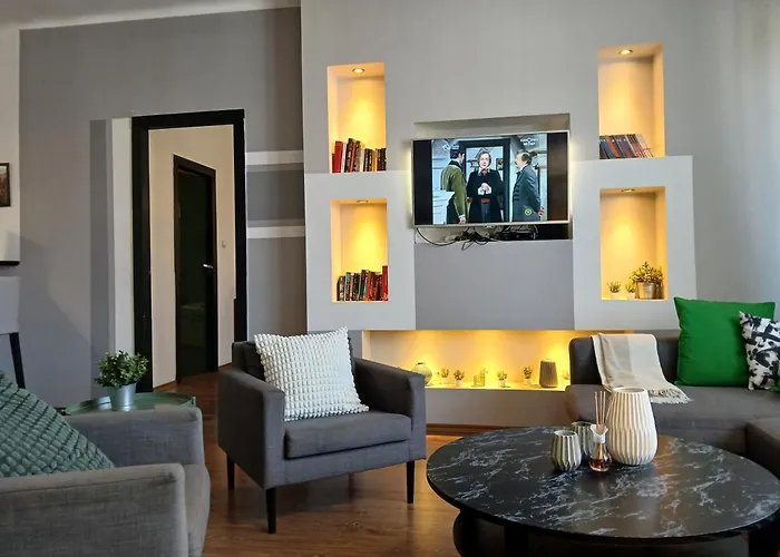4 bedroom 3 Bath Sunny Central Flat