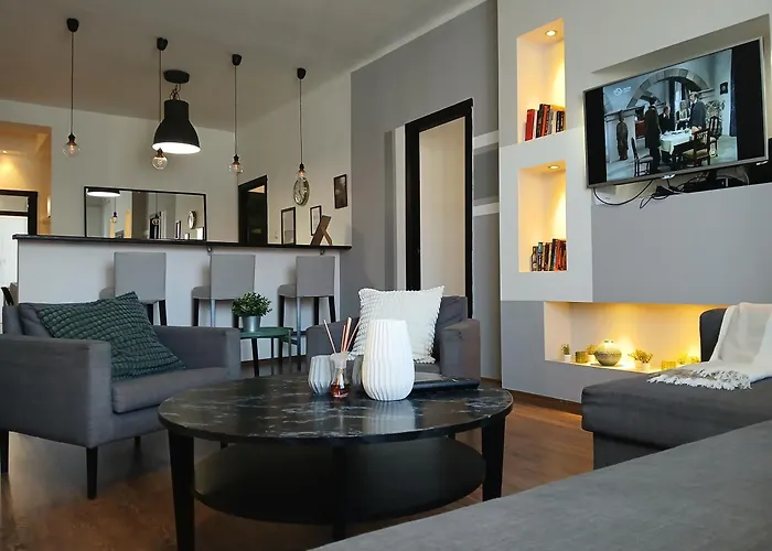 4 bedroom 3 Bath Sunny Central Flat